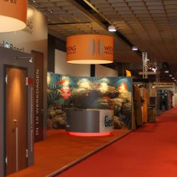 Grosser Lampenschirm �ber Messestand, bedruckt mit WESTAG Logo